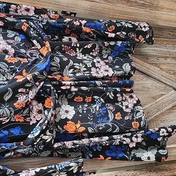 Chaus Ladies Floral Blouse - Picture 2 of 6